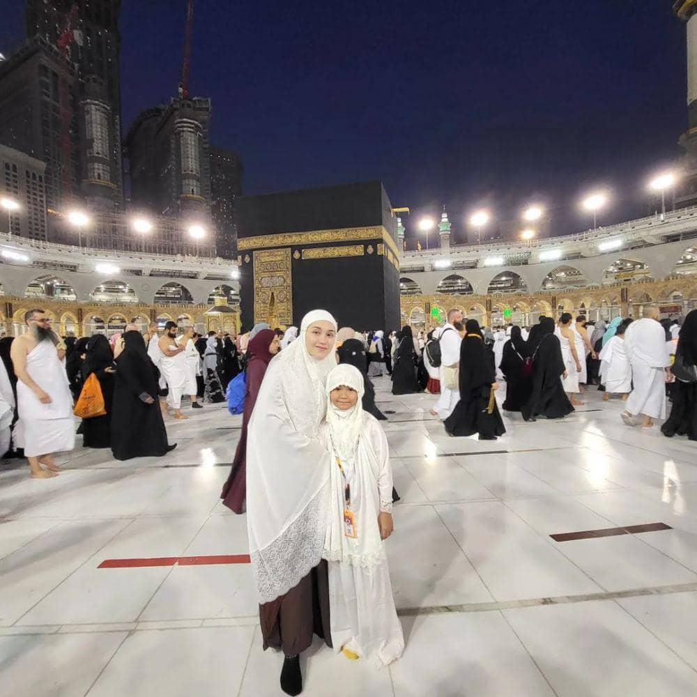 Momen ibadah umrah keluarga Ayu Ting Ting. (instagram.com/ayutingting92)