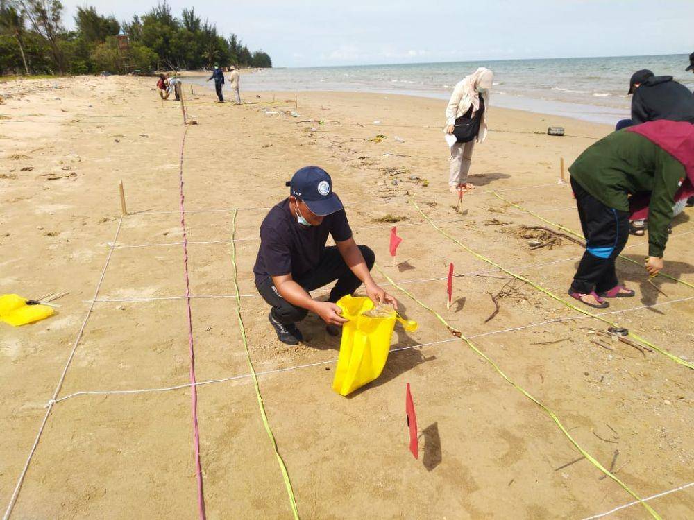 Penelitian sampah plastik di Pantai Manggar Balikpapan Kaltim. Foto Universitas Mulawarman