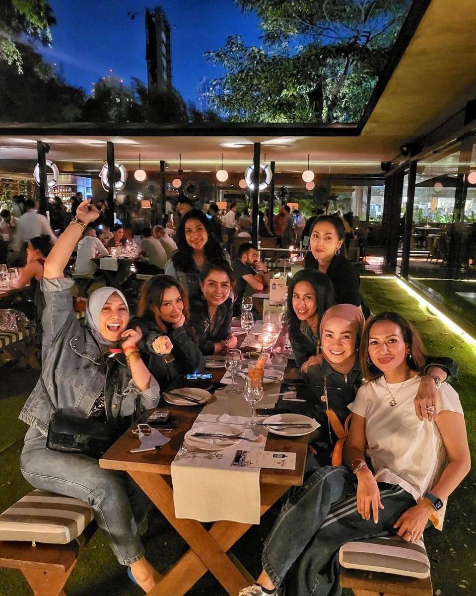 Mayangsari dan geng sosialita (instagram.com/mayangsari_official)