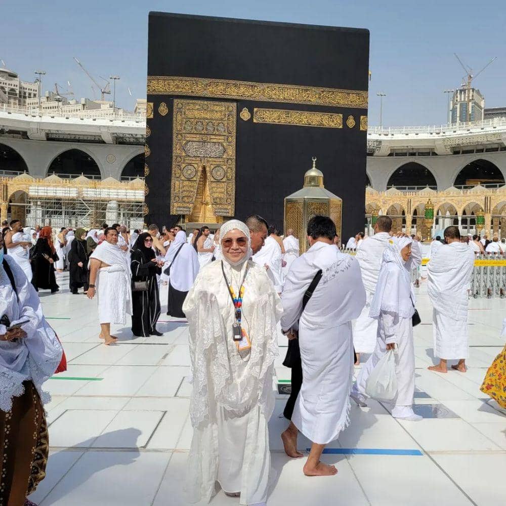 Momen ibadah umrah keluarga Ayu Ting Ting. (instagram.com/mom_ayting92_)