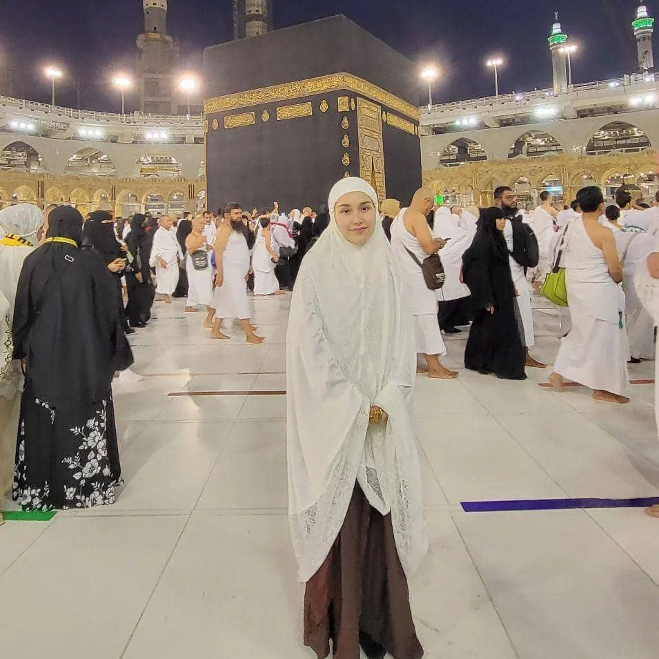 Momen ibadah umrah keluarga Ayu Ting Ting. (instagram.com/ayutingting92)