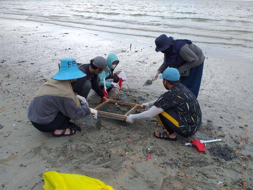 Penelitian sampah plastik di Pantai Manggar Balikpapan Kaltim. Foto Universitas Mulawarman