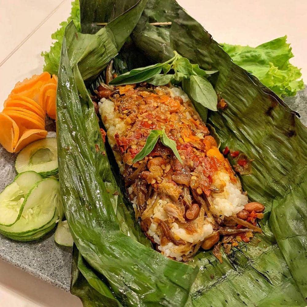 Nasi bakar sambal teri (instagram.com/ricaraja.id)