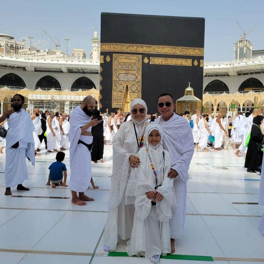 Momen ibadah umrah keluarga Ayu Ting Ting. (instagram.com/mom_ayting92_)