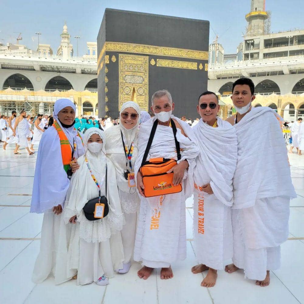 Momen ibadah umrah keluarga Ayu Ting Ting. (instagram.com/mom_ayting92_)