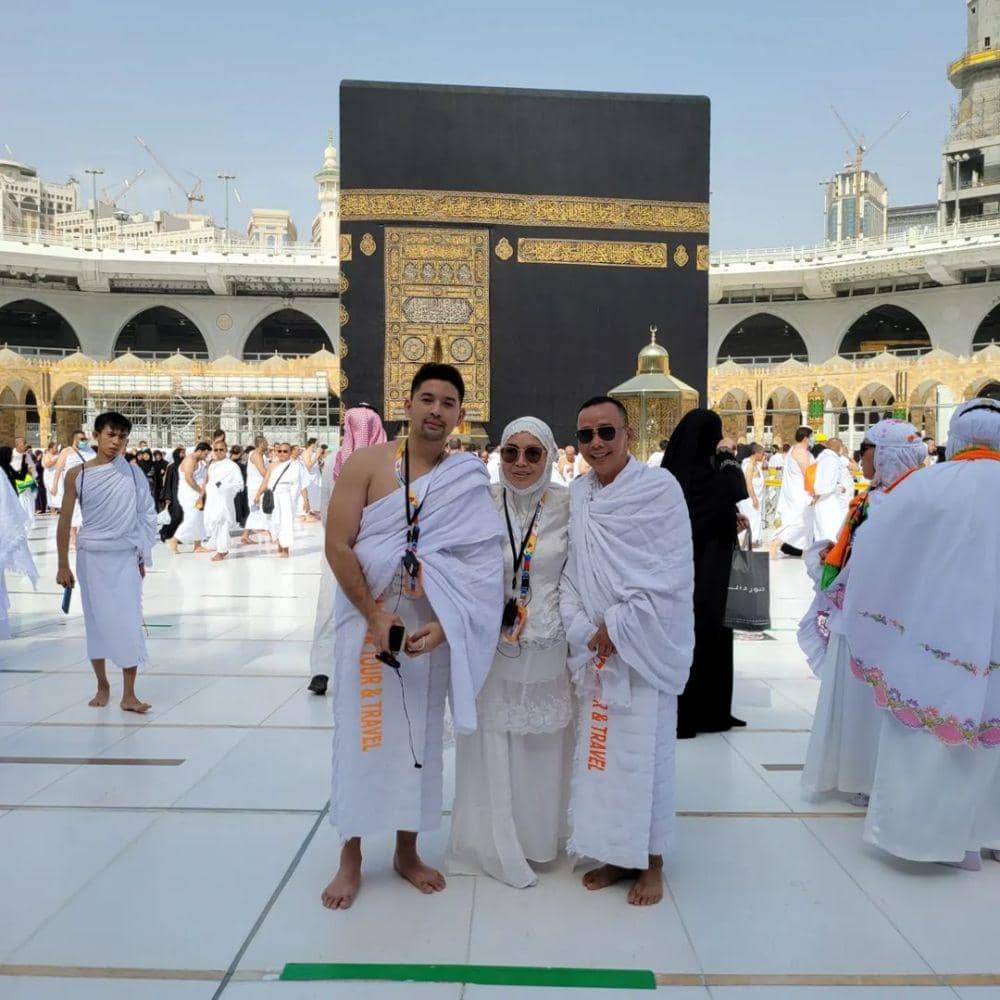 Momen ibadah umrah keluarga Ayu Ting Ting. (instagram.com/mom_ayting92_)