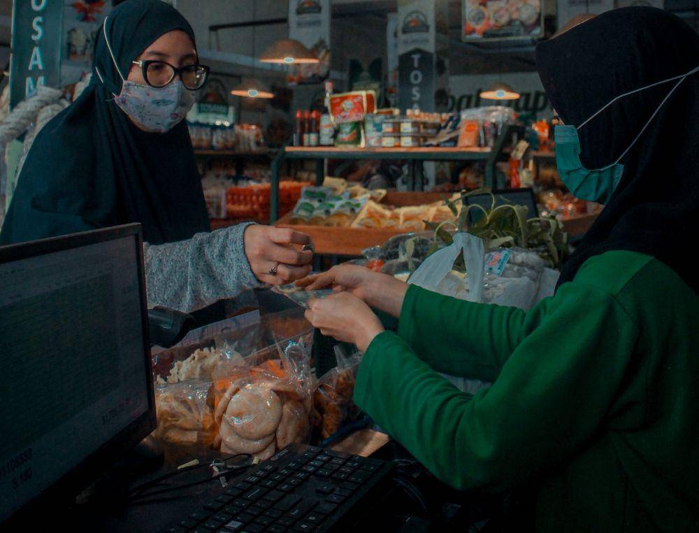 ilustrasi customer yang sedang membayar (unsplash.com/Fiqri Aziz Octavian)