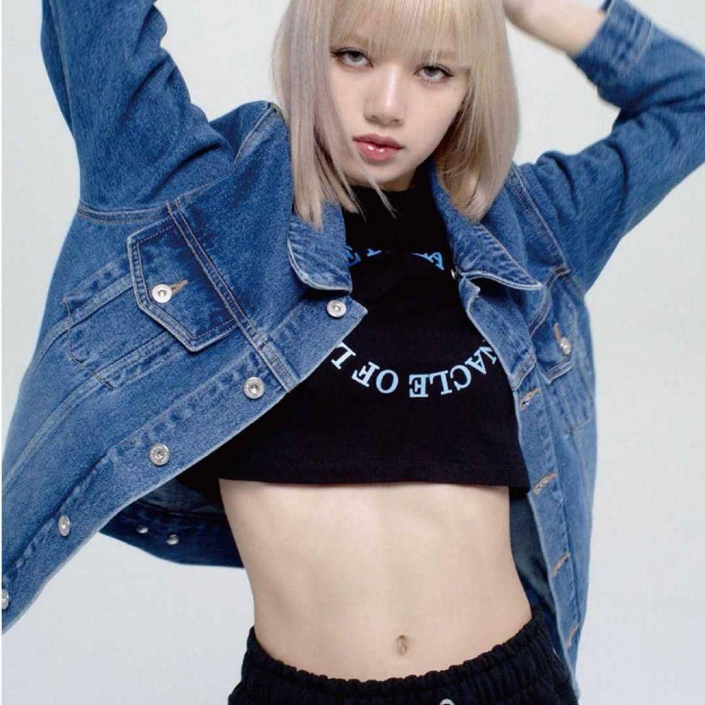 Lisa BLACKPINK mengenakan Acmé De La Vie. (ig/adlv_official)