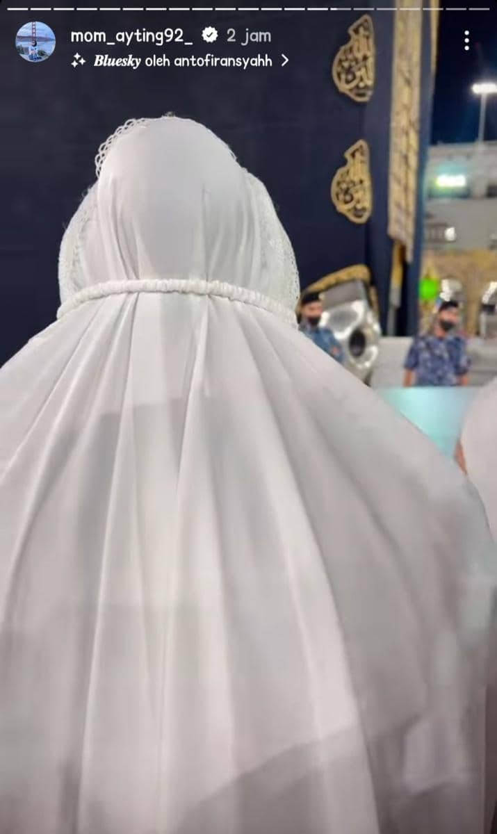 Momen ibadah umrah keluarga Ayu Ting Ting. (instagram.com/mom_ayting92_)
