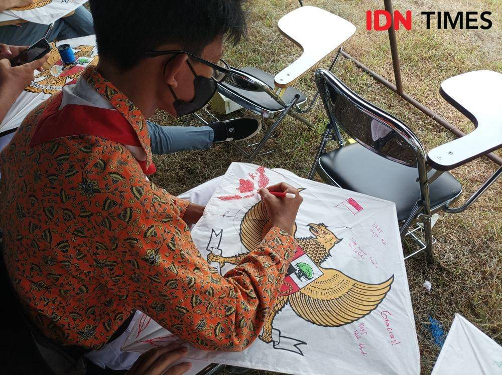 Hari Pancasila, Kodim 0507 Bekasi Gelar Festival Layang-layang. (IDN Times/Imam Faishal)