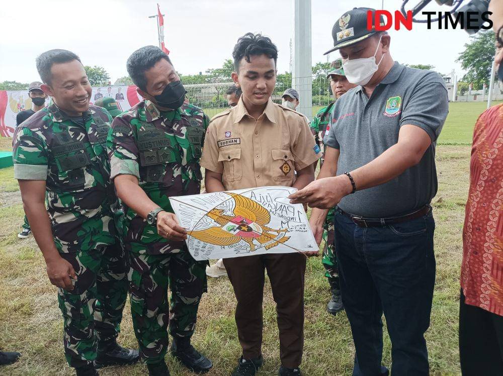 Hari Pancasila, Kodim 0507 Bekasi Gelar Festival Layang-layang. (IDN Times/Imam Faishal)