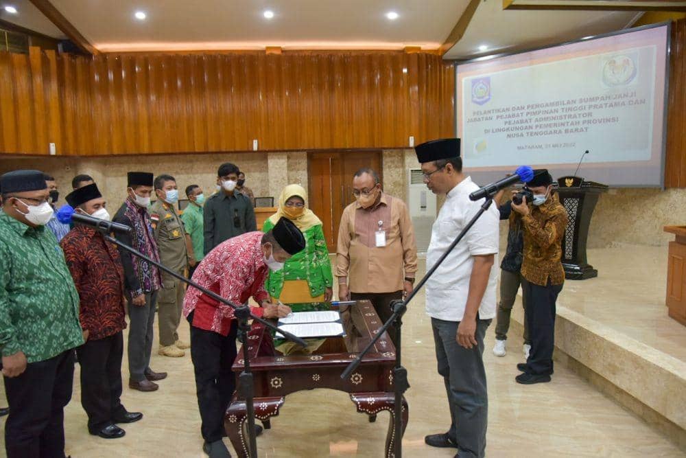 Pelantikan pejabat yang dimutasi (Dok. Pemprov NTB)