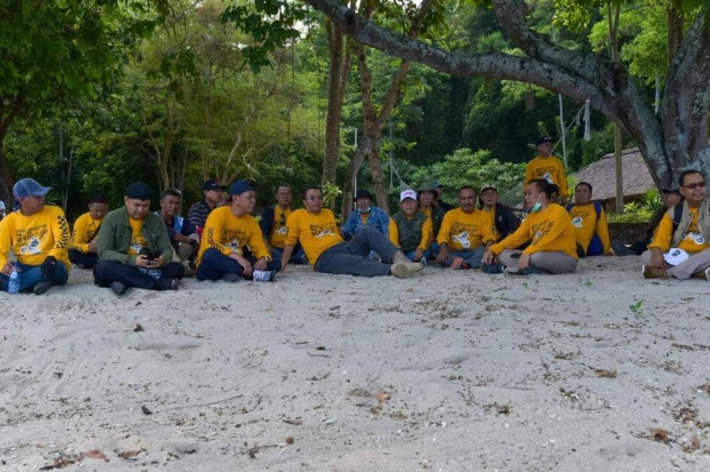 Gubernur NTB Zulkieflimansyah mengumpulkan seluruh kepala OPD di Pulau Moyo pada 24 Mei 2022 (Dok. Pemprov NTB)