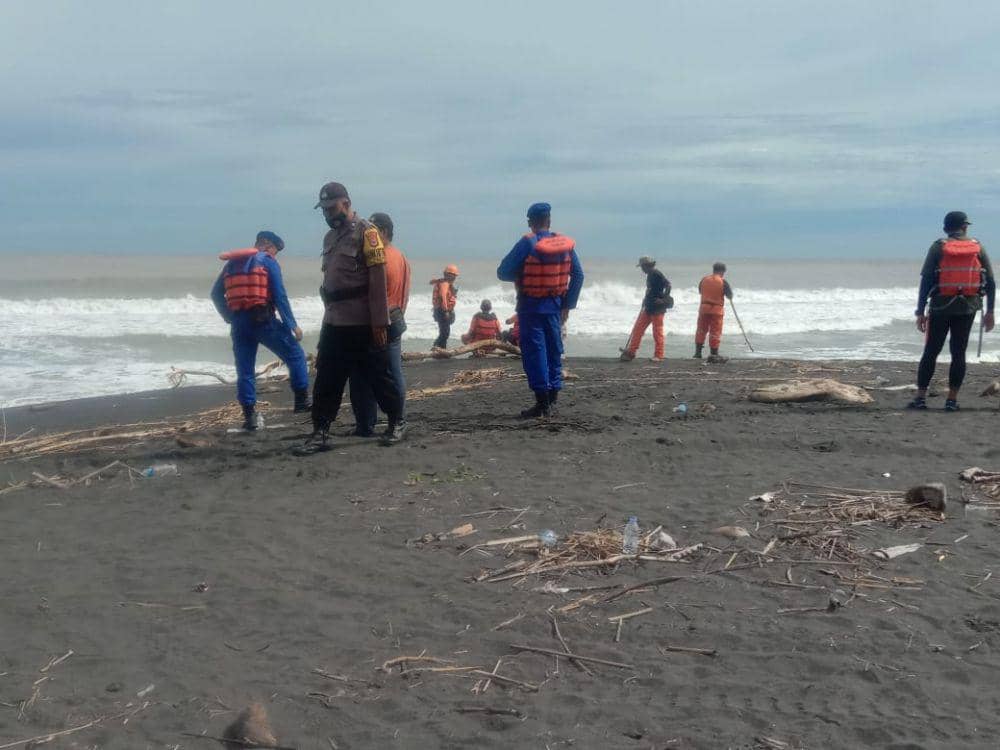 Humas Kantor Basarnas YogyakartaPencarian korban laka laut Pantai Congot oleh Tim SAR gabungan (Dok. Humas Kantor Basarnas Yogyakarta)