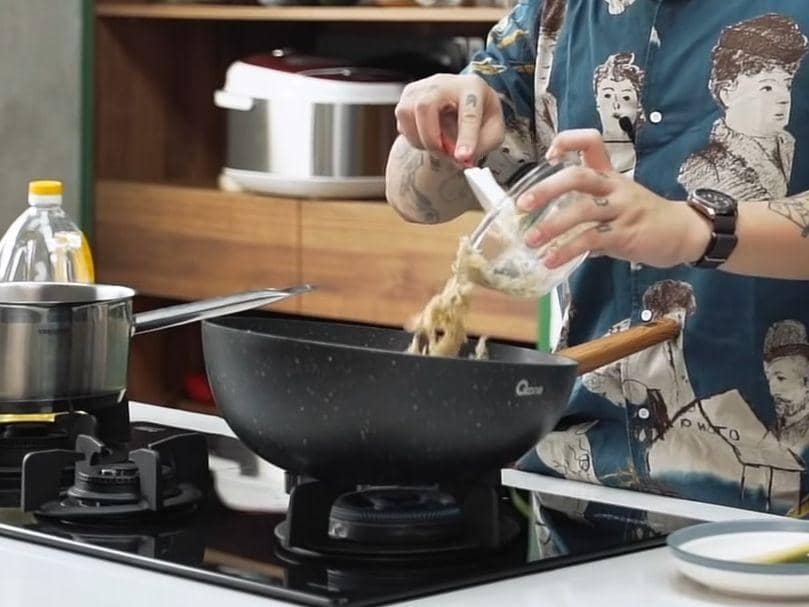 Ilustrasi menggoreng ikan teri (youtube.com/Willgoz Kitchen)