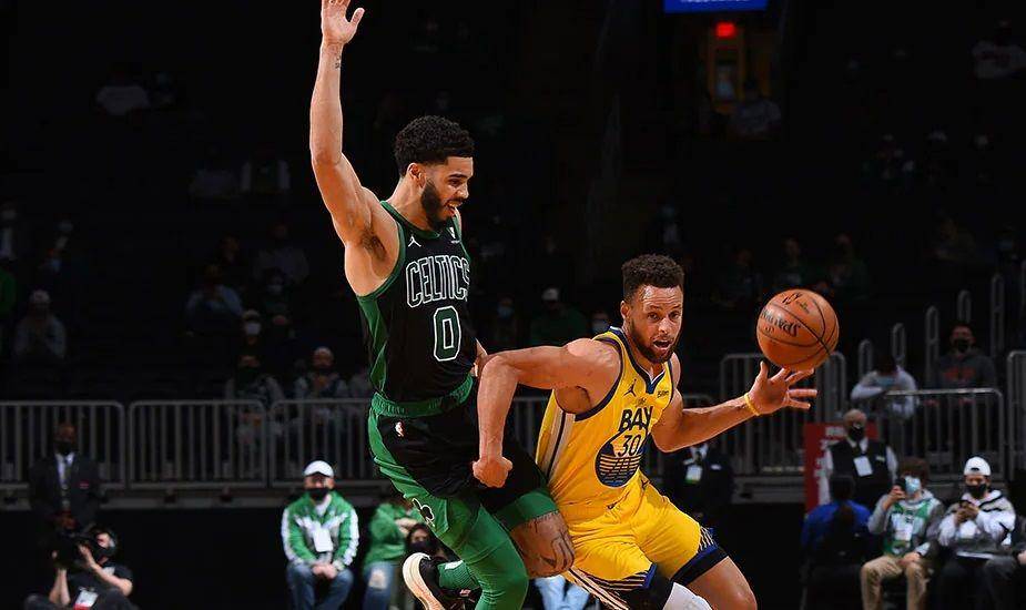 Jayson Tatum berduel dengan Stephen Curry. (nba.com)