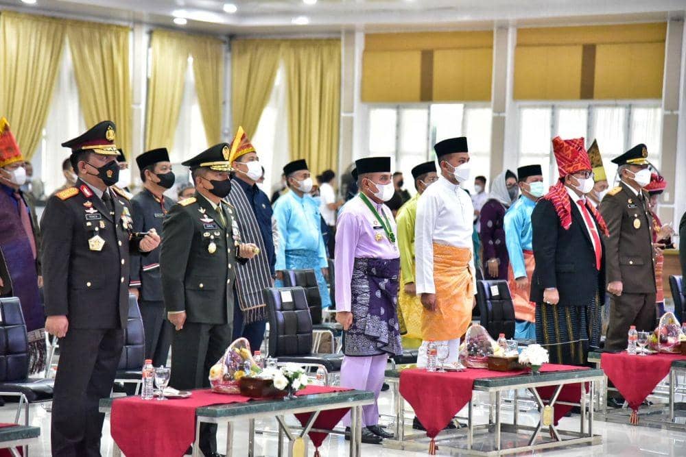 Gubernur Sumatera Utara (Sumut) Edy Rahmayadi dan Wakil Gubernur Sumut Musa Rajekshah bersama Forum Koordinasi Pimpinan Daerah (Forkopimda) mengikuti Upacara Peringatan Hari Lahir Pancasila Tahun 2022 secara virtual dari Aula Tengku Rizal Nurdin, Rumah Jabatan Gubernur Sumut, Jalan Sudirman Medan, Rabu (1/6/2022).
