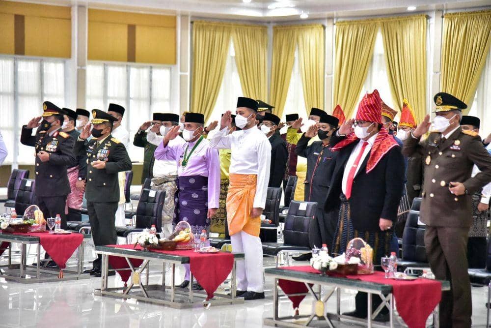Gubernur Sumatera Utara (Sumut) Edy Rahmayadi dan Wakil Gubernur Sumut Musa Rajekshah bersama Forum Koordinasi Pimpinan Daerah (Forkopimda) mengikuti Upacara Peringatan Hari Lahir Pancasila Tahun 2022 secara virtual dari Aula Tengku Rizal Nurdin, Rumah Jabatan Gubernur Sumut, Jalan Sudirman Medan, Rabu (1/6/2022).