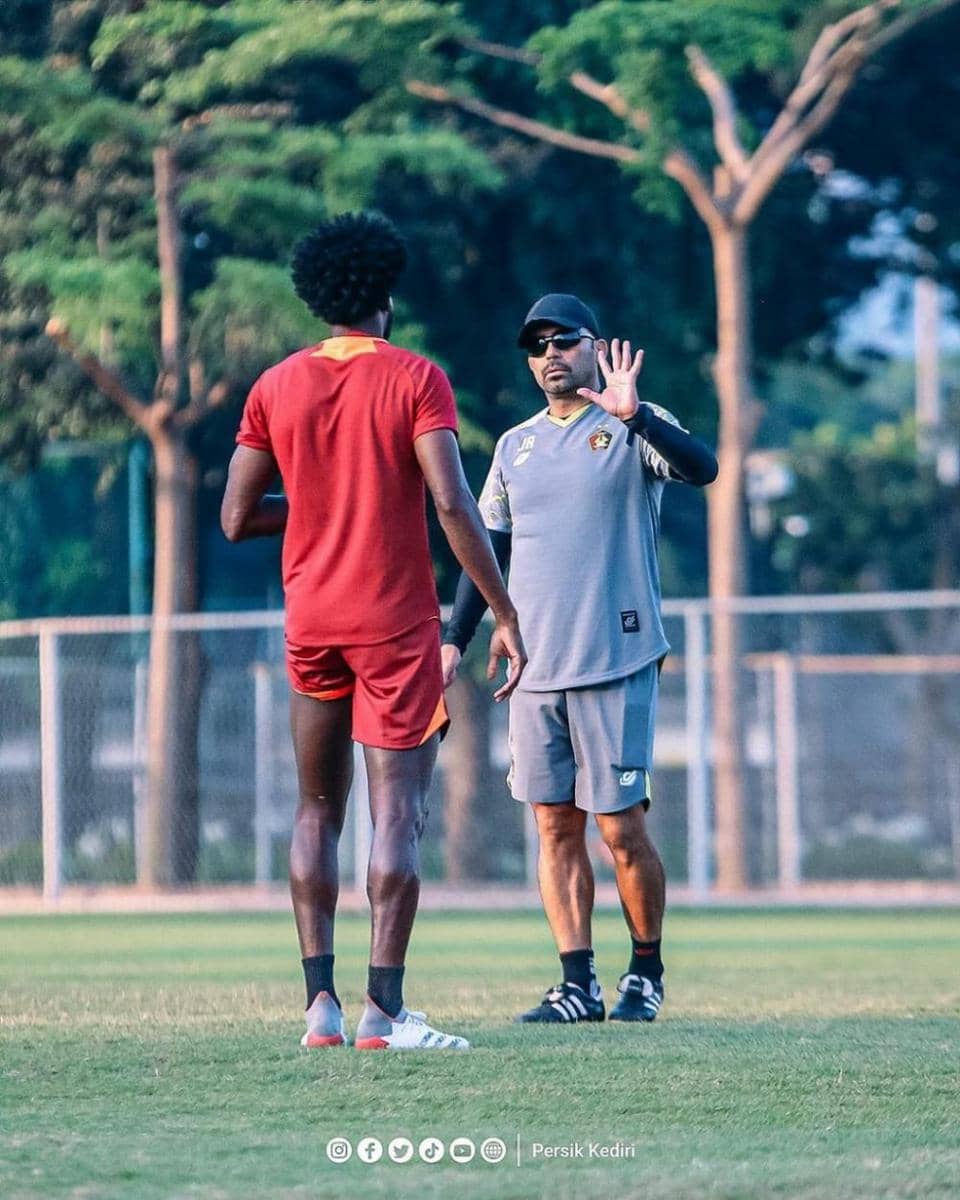 Pemain Persik Kediri saat berlatih. Instagram.com/@persikfcofficial