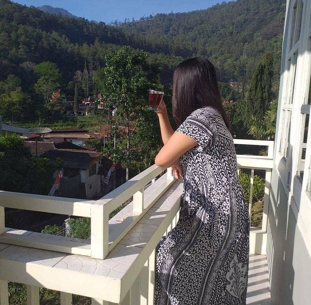 ilustrasi seseorang yang sedang menikmati teh di balkon villa (instagram.com/lalindaregina)