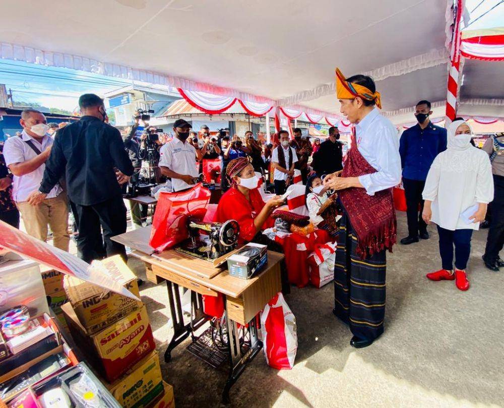 Presiden Jokowi bagikan bansos di Pasar Mbongawani di NTT (dok. Sekretariat Presiden)
