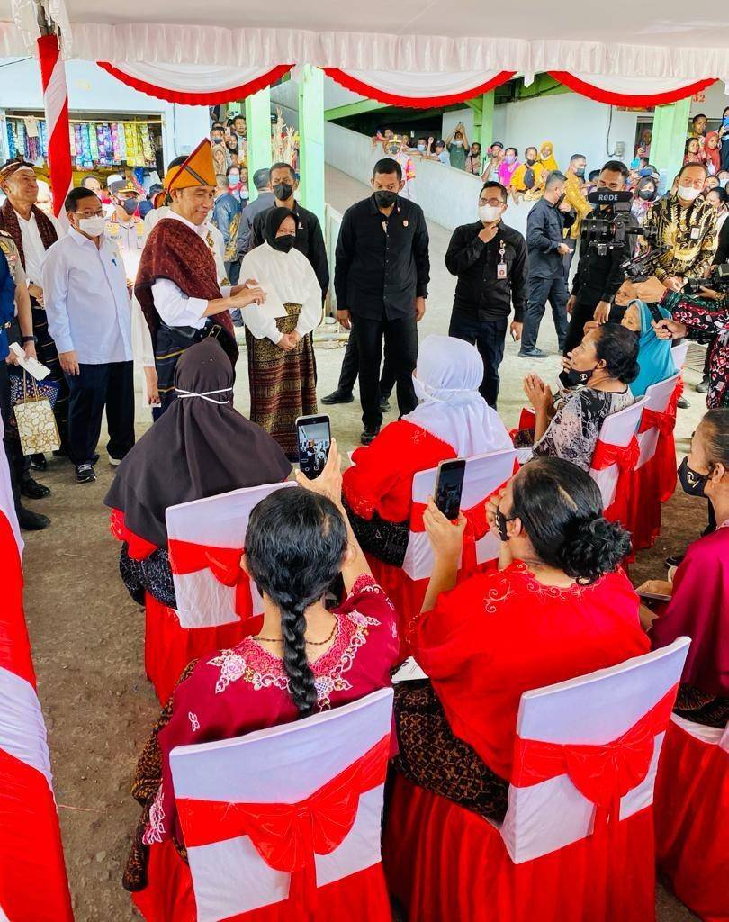 Presiden Jokowi bagikan bansos di Pasar Mbongawani di NTT (dok. Sekretariat Presiden)