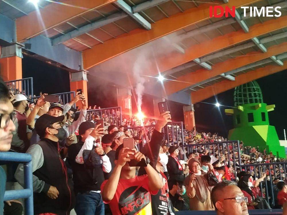 Flare di laga Indonesia vs Bangladesh. (IDN Times/Sandy Firdaus)