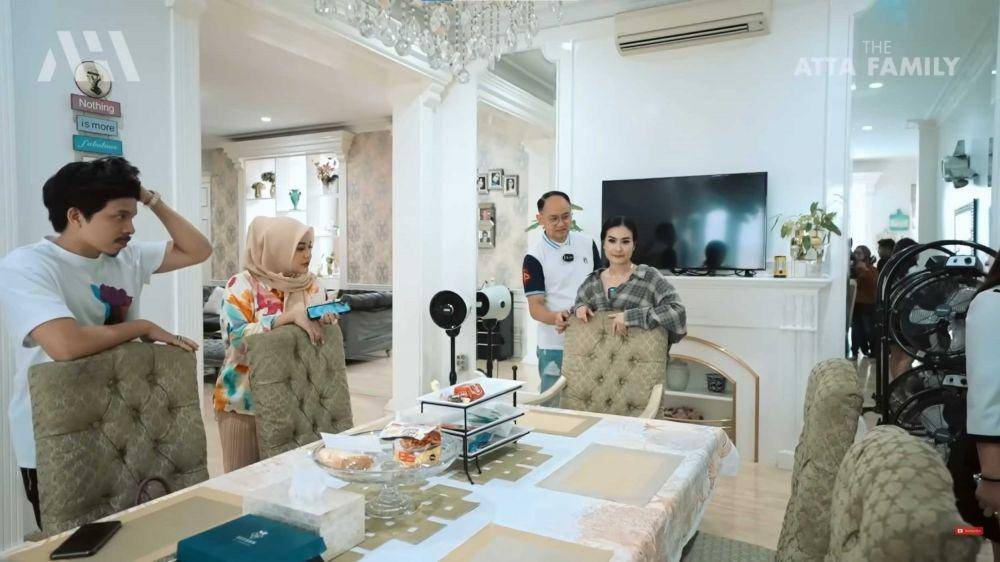 Dapur dan ruang makan Iis Dahlia (YouTube.com/AH/)