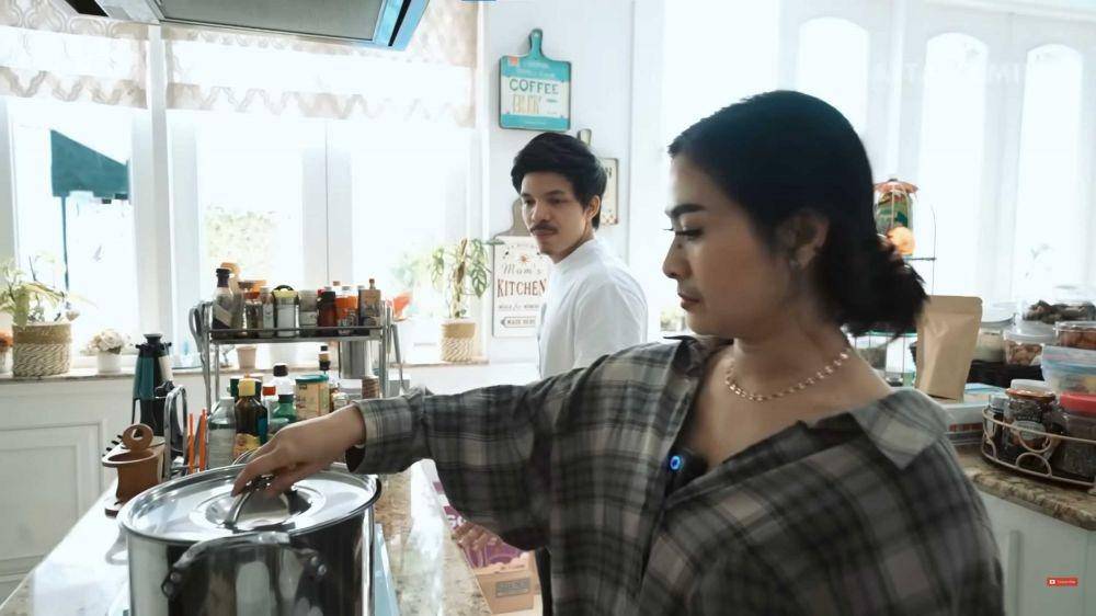 Dapur dan ruang makan Iis Dahlia (YouTube.com/AH/)