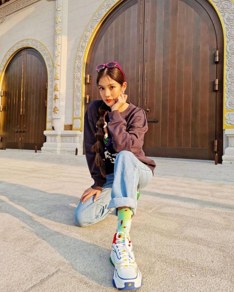 refrensi OOTD dengan celana jeans ala Maprang Alrisa (instagram.com/alrisaa)
