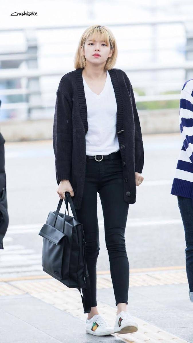 celana jeans Jeongyeon Twice (koreaboo.com)