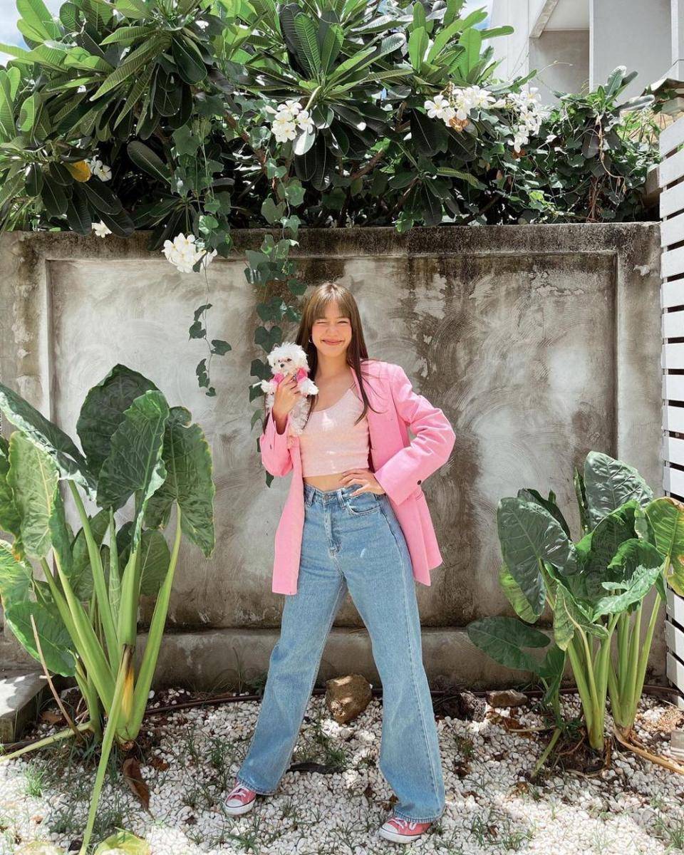 refrensi OOTD dengan celana jeans ala Maprang Alrisa (instagram.com/alrisaa)