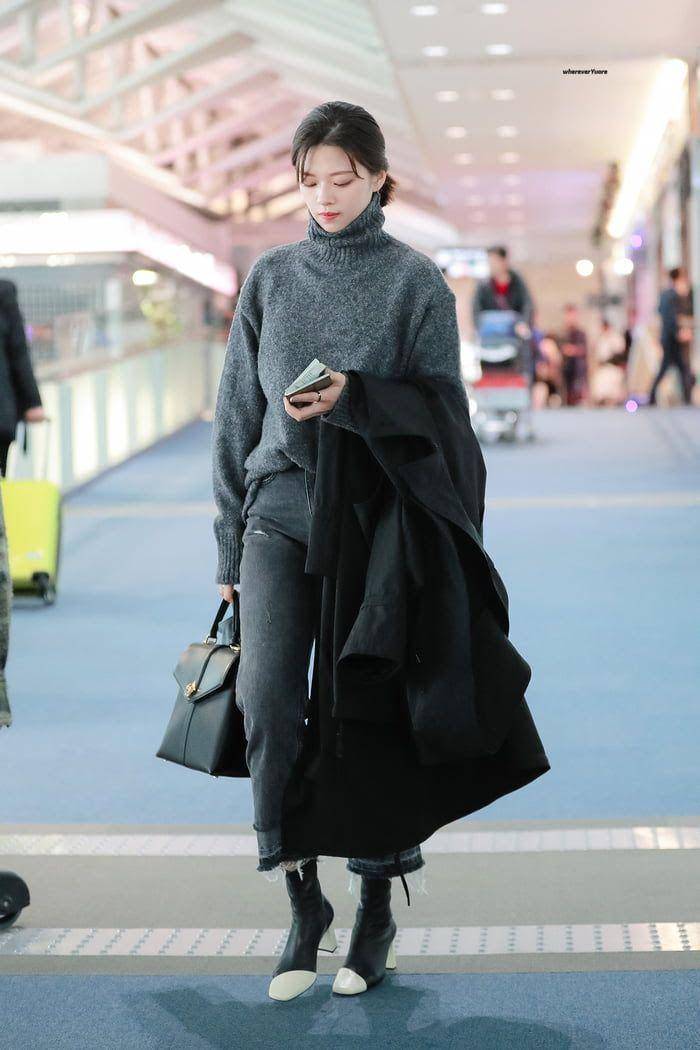celana jeans Jeongyeon Twice (koreaboo.com)