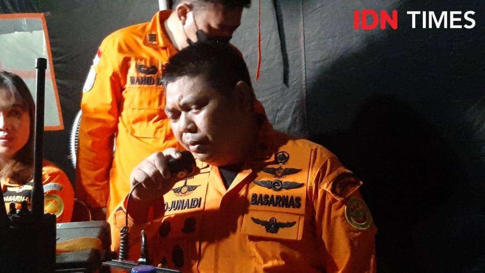 Kepala Basarnas Sulsel, Djunaidi saat melakukan koordinasi terkait ditemukan dua korban meninggal KM Ladang Pertiwi 2 yang karam. Dahrul Amri/IDN Times Sulsel