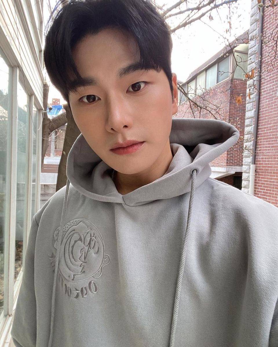 Lee Yi Kyung (instagram.com/luvlk89)