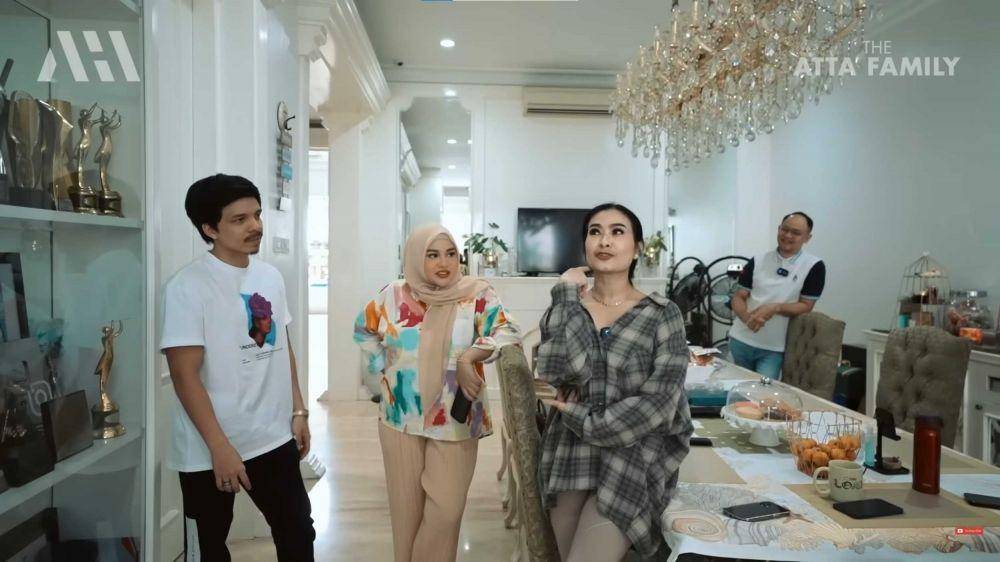 Dapur dan ruang makan Iis Dahlia (YouTube.com/AH/)