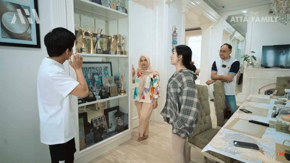 Dapur dan ruang makan Iis Dahlia (YouTube.com/AH/)
