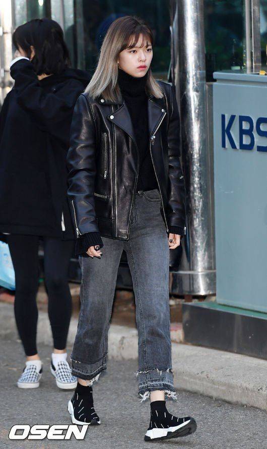 celana jeans Jeongyeon Twice (twitter.com/Karinaa00480465)