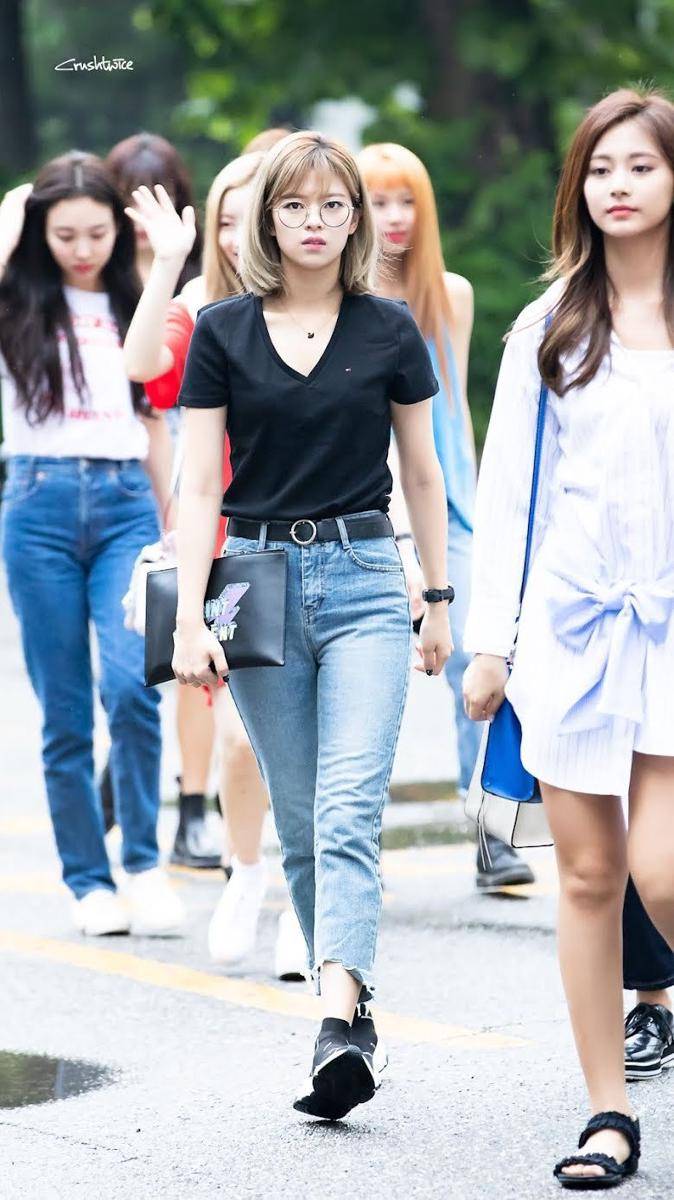 celana jeans Jeongyeon Twice (koreaboo.com)
