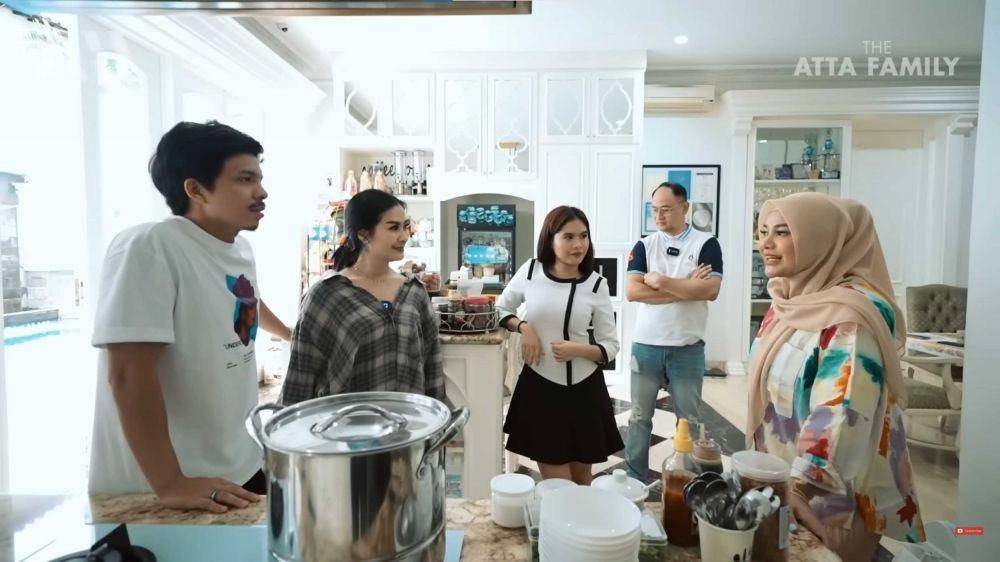Dapur dan ruang makan Iis Dahlia (YouTube.com/AH/)