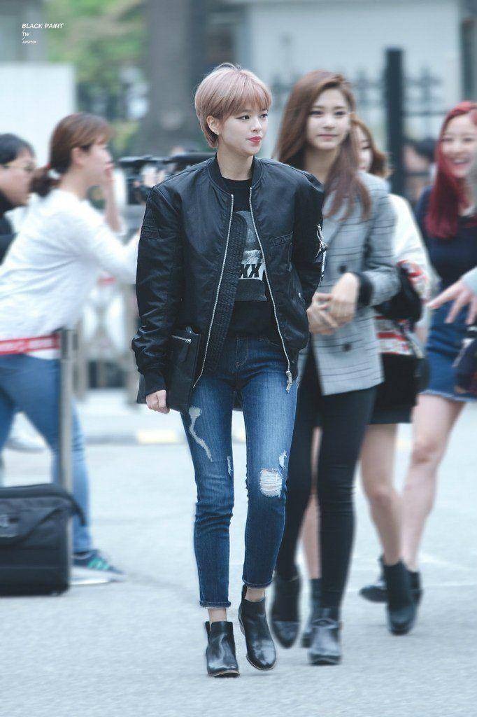celana jeans Jeongyeon Twice (koreaboo.com)