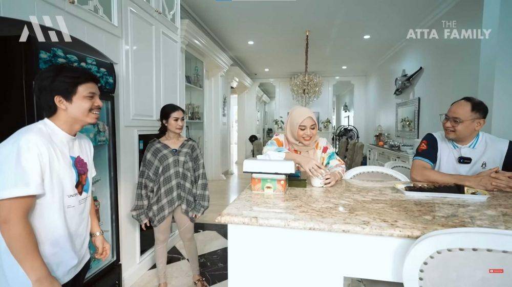 Dapur dan ruang makan Iis Dahlia (YouTube.com/AH/)