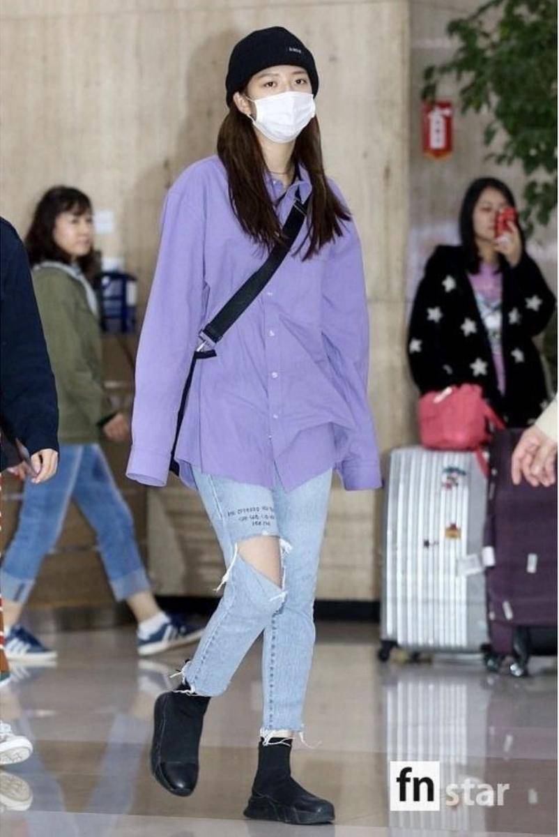 celana jeans Jeongyeon Twice (instagram.com/trendfashiontwice)