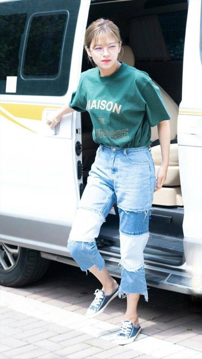 celana jeans Jeongyeon Twice (twitter.com/Karinaa00480465)