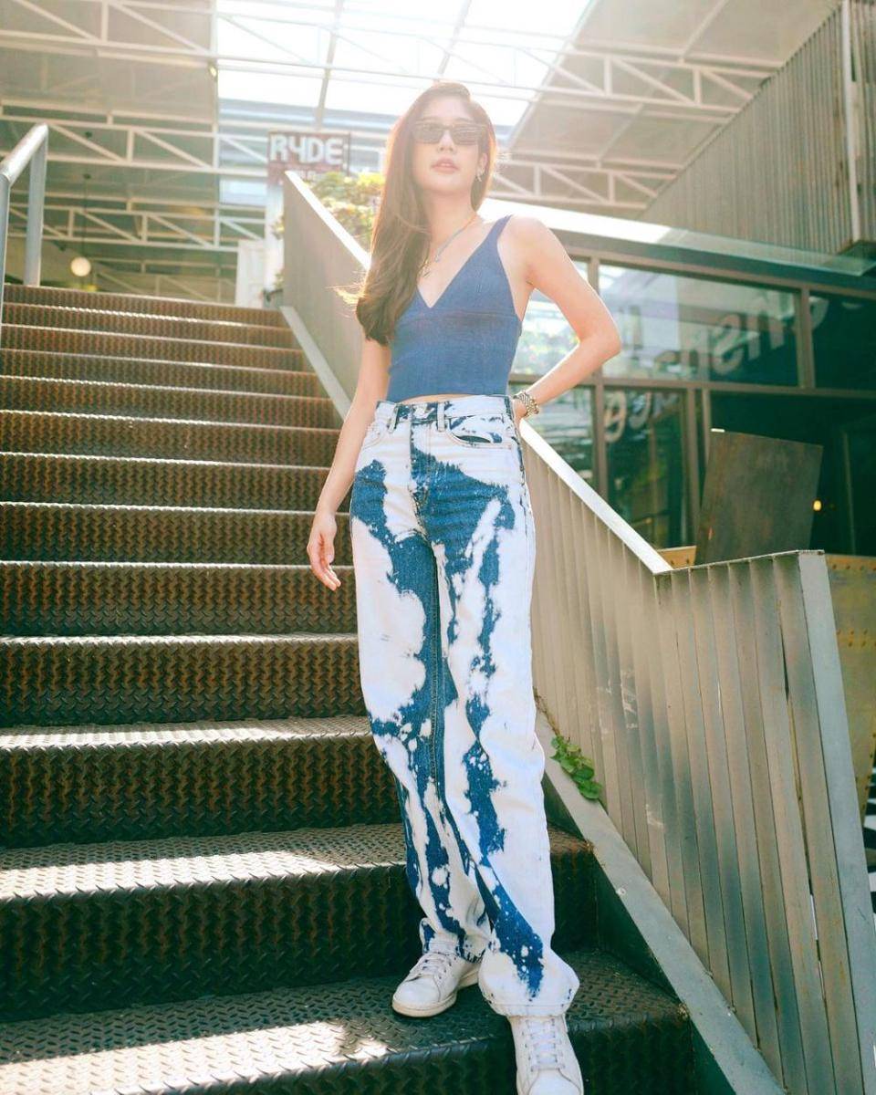 refrensi OOTD dengan celana jeans ala Maprang Alrisa (instagram.com/alrisaa)