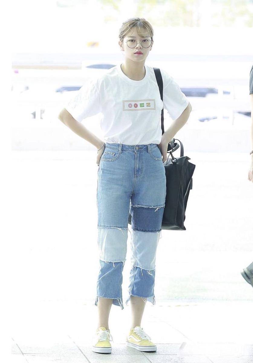 celana jeans Jeongyeon Twice (instagram.com/trendfashiontwice)