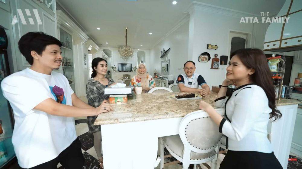Dapur dan ruang makan Iis Dahlia (YouTube.com/AH/)