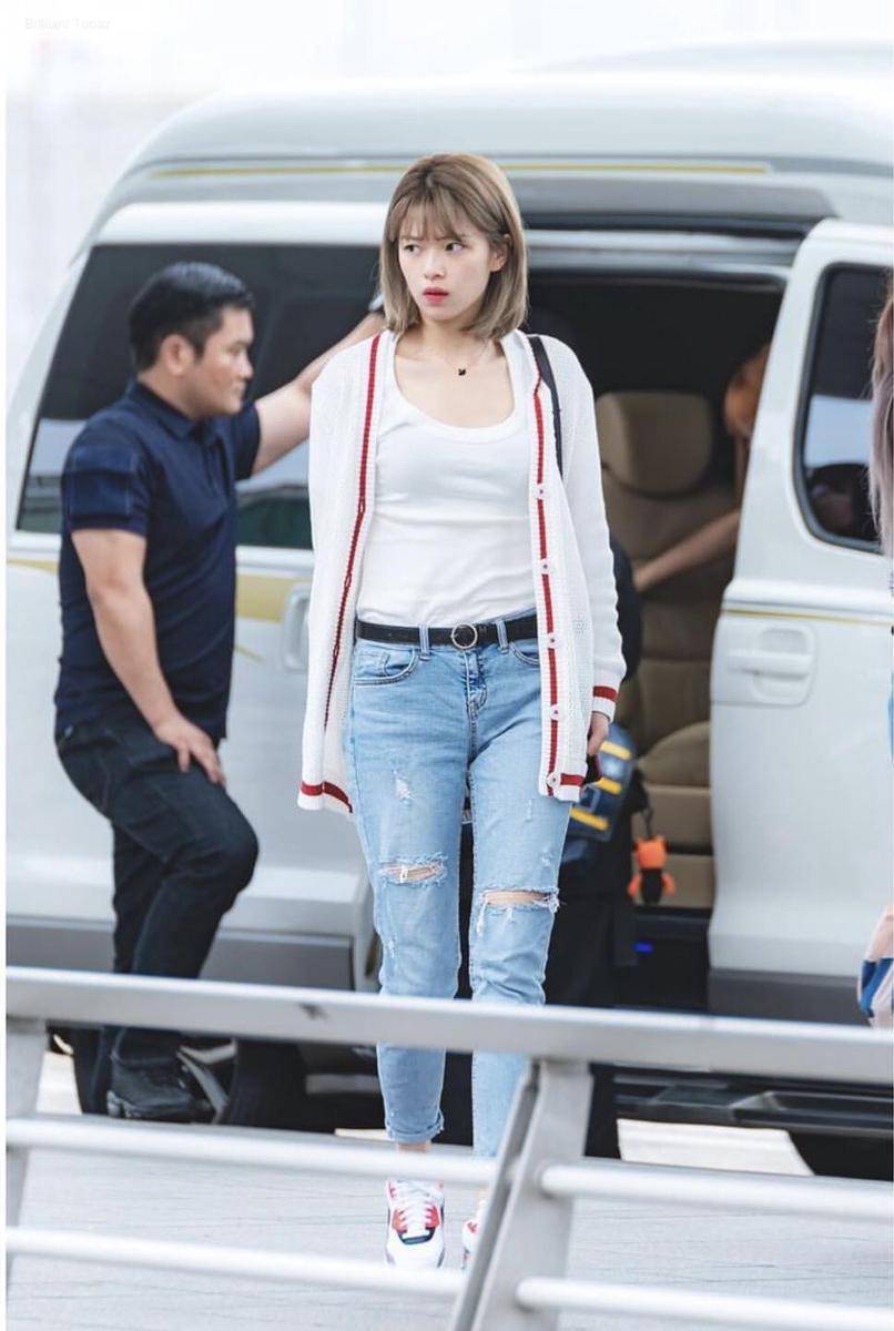celana jeans Jeongyeon Twice (instagram.com/trendfashiontwice)