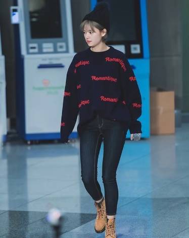 celana jeans Jeongyeon Twice (instagram.com/trendfashiontwice)