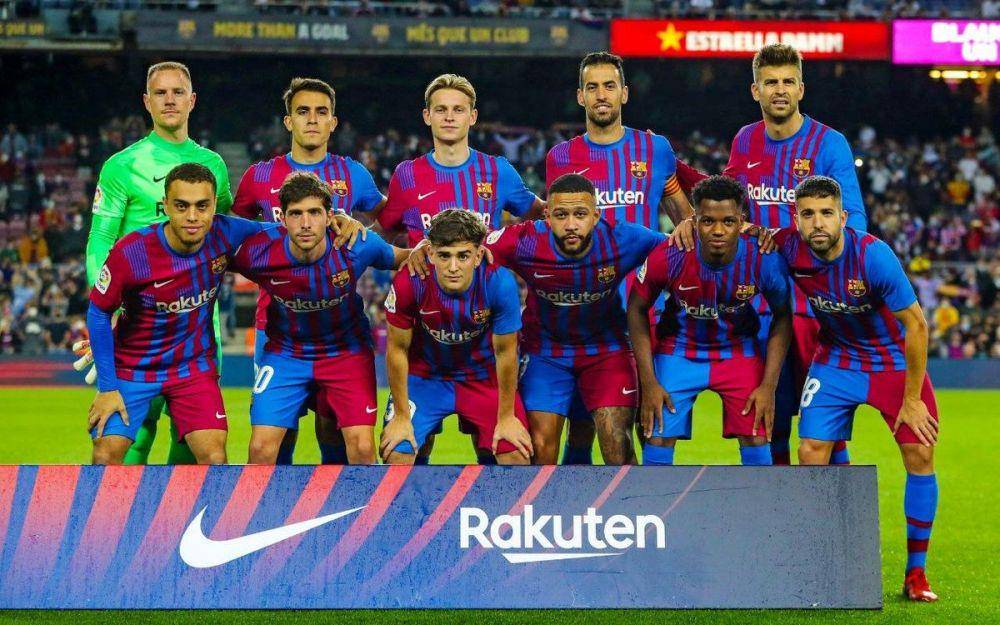 Pemain Barcelona saat menjalani sesi foto bersama. (fcdynamo.com)